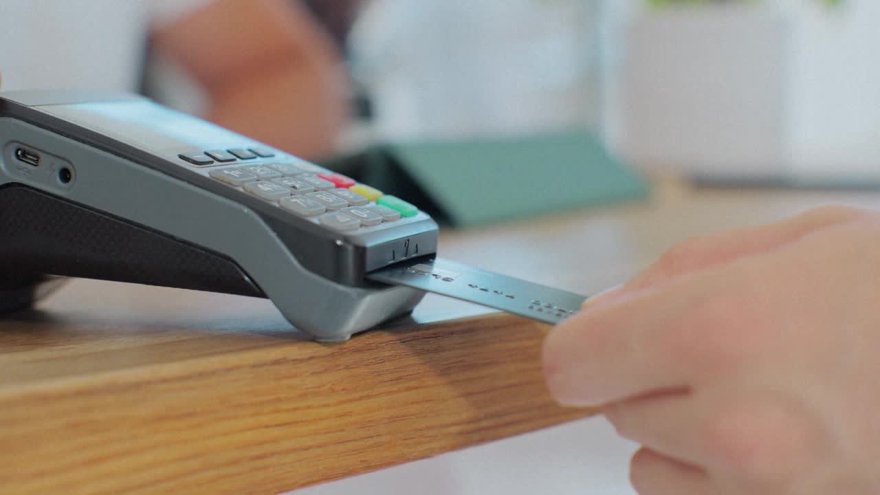 Avoiding fees when holiday shopping — Shoreview Business news