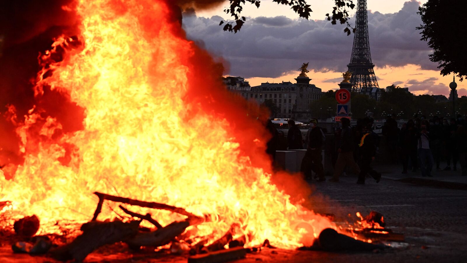 France Protests: Cars torched, shops looted as police arrest 272 demonstrators — Mint India, Shoreview Business news